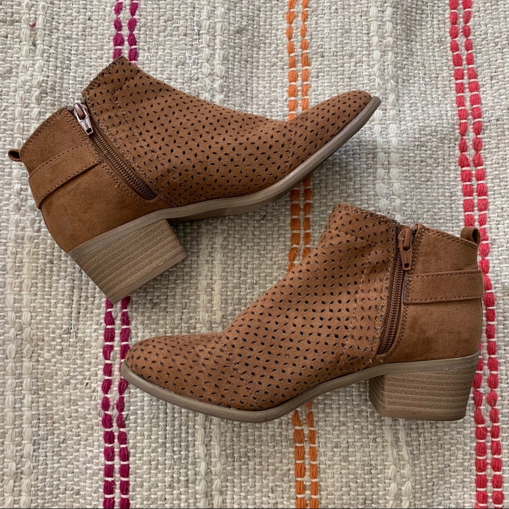Universal Thread cut ankle cut boots